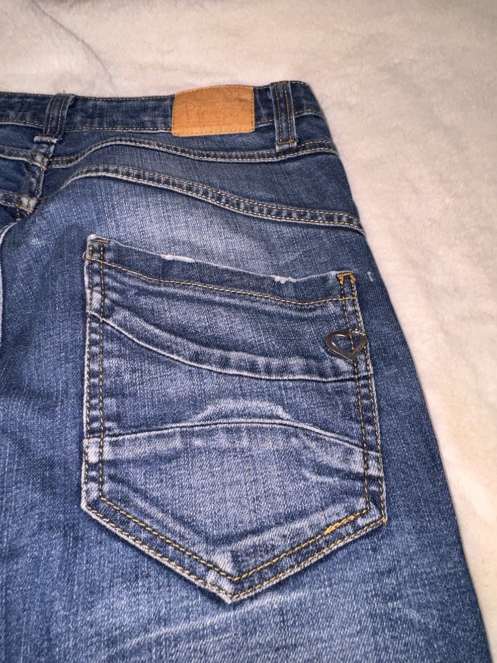 ✨4+ 50% OFF| ✨ PLAESE ITALY Women's Blue Jeans with Heart Pocket Accent size S - Picture 4 of 13